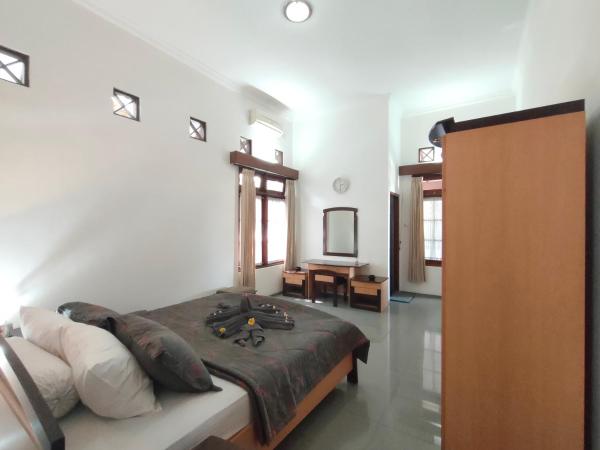 Ayodya Inn , Yogyakarta Lodging , Digital Nomads , Entrepreneurs Centre , CoWorking Space , CoLiving , Kost Lengkap , Exclusive Boarding House and Student Accommodation in Jogjakarta City Center ! : photo 10 de la chambre chambre double deluxe avec balcon