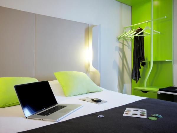 Campanile Toulouse Purpan : photo 7 de la chambre chambre nouvelle génération avec 1 lit double et 1 lit junior 