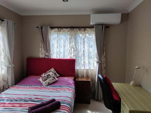 Monique's Nth Shore Prvt bthrom Air Con TV茉莉卡独立卫浴空调屋4人 : photo 1 de la chambre deluxe queen room - cherry