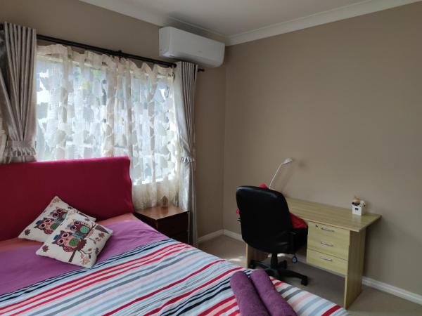 Monique's Nth Shore Prvt bthrom Air Con TV茉莉卡独立卫浴空调屋4人 : photo 3 de la chambre deluxe queen room - cherry