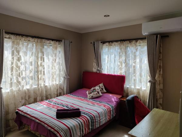 Monique's Nth Shore Prvt bthrom Air Con TV茉莉卡独立卫浴空调屋4人 : photo 7 de la chambre deluxe queen room - cherry