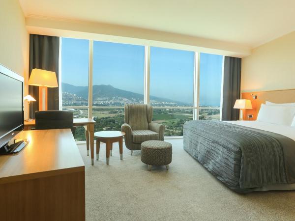Wyndham Grand Izmir Ozdilek Thermal & Spa : photo 2 de la chambre hébergement lit king-size accessible aux personnes à mobilité réduite - non-fumeurs - vue sur montagne