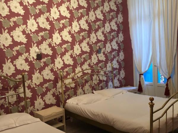 Hôtel Emilie : photo 2 de la chambre chambre triple avec baignoire