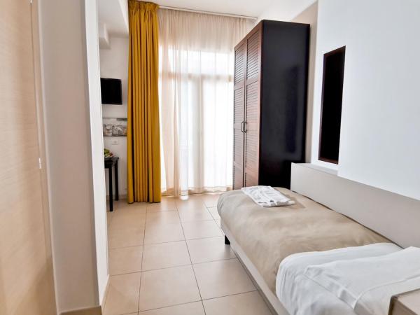 Hotel Poetto : photo 2 de la chambre chambre double ou lits jumeaux - accessible aux personnes à mobilité réduite