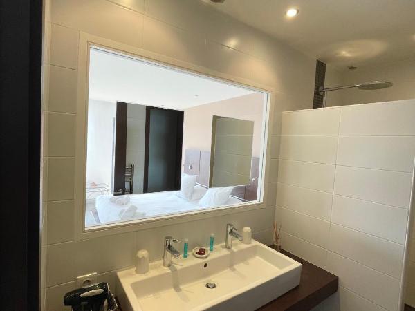 Cassis Loc - Chambre Meublée : photo 8 de la chambre chambre double avec balcon - vue sur mer