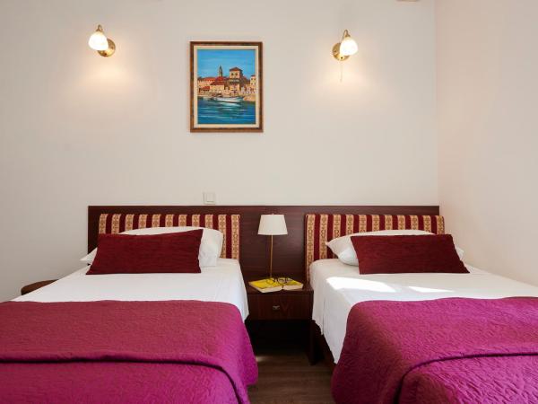 Palace Central Square : photo 6 de la chambre chambre double ou lits jumeaux