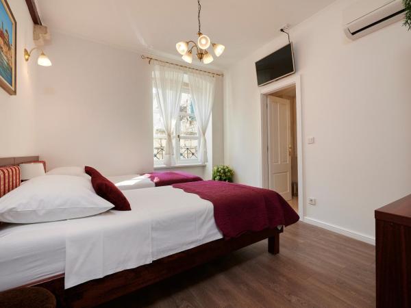 Palace Central Square : photo 4 de la chambre chambre double ou lits jumeaux