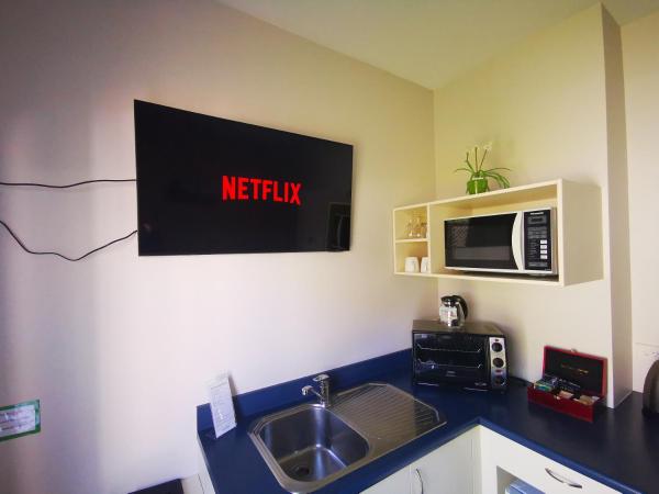 Airport Birches Motel : photo 2 de la chambre appartement 1 chambre avec baignoire spa