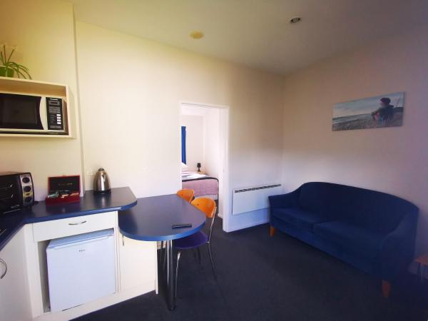 Airport Birches Motel : photo 3 de la chambre appartement 1 chambre avec baignoire spa