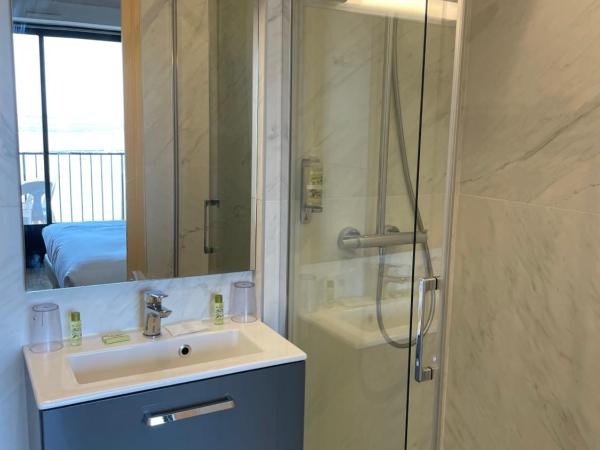 La Vieille Auberge : photo 5 de la chambre chambre lits jumeaux - vue sur mer