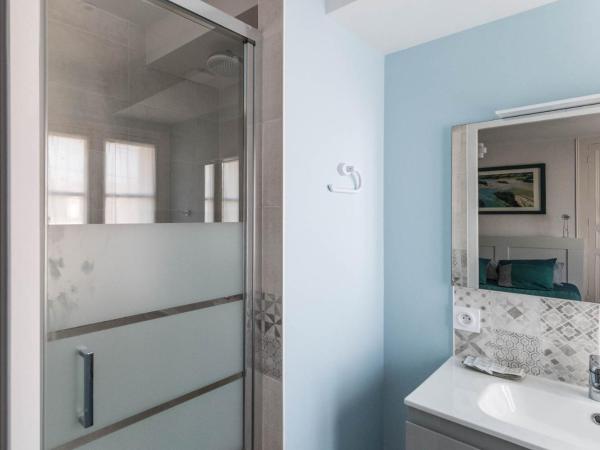 Couette et café Saumur : photo 6 de la chambre chambre double avec salle de bains privative