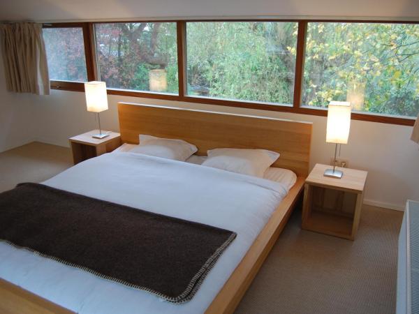 Aubergine : photo 5 de la chambre chambre double avec salle de bains privative