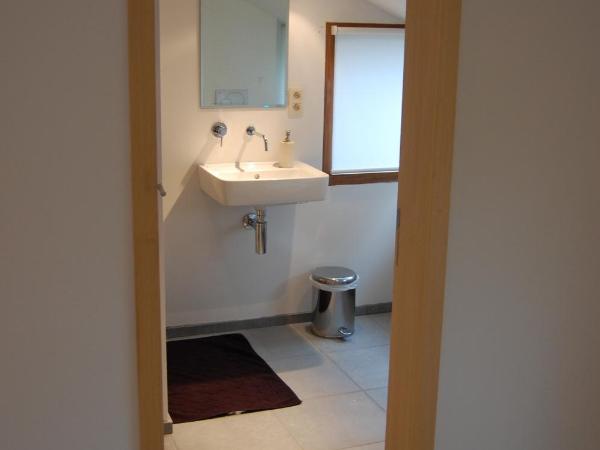 Aubergine : photo 3 de la chambre chambre double avec salle de bains privative