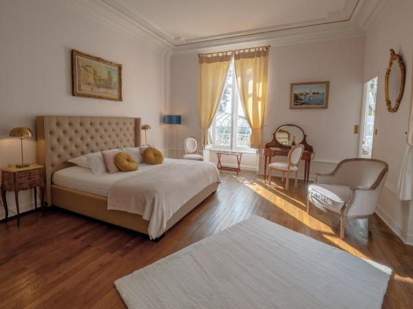 Bed & Breakfast Château Les Orchidées SAUMUR : photo 2 de la chambre chambre double deluxe avec baignoire