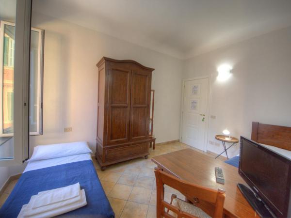 Club Nautico Savona : photo 4 de la chambre chambre familiale avec salle de bains commune