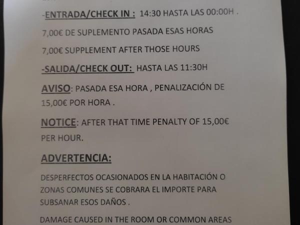 Hostal Puerta Carmona : photo 2 de la chambre chambre double deluxe avec douche