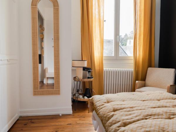 MAISON HULOTTE : photo 4 de la chambre chambre double avec salle de bains privative