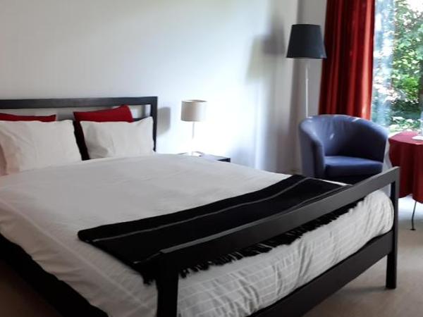 Aubergine : photo 1 de la chambre chambre double avec salle de bains privative