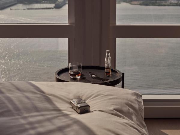 Equinox Hotel Hudson Yards New York City : photo 1 de la chambre chambre deluxe avec 1 lit king-size pour personnes à mobilité réduite - vue sur rivière