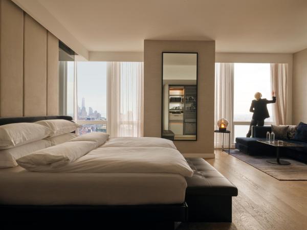 Equinox Hotel Hudson Yards New York City : photo 3 de la chambre chambre premier avec 1 lit king-size - vue sur rivière