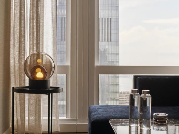 Equinox Hotel Hudson Yards New York City : photo 3 de la chambre chambre premier avec 1 lit king-size pour personnes à mobilité réduite - vue sur rivière