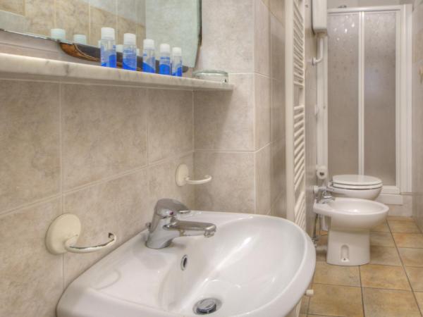 Club Nautico Savona : photo 3 de la chambre chambre lits jumeaux avec toilettes communes