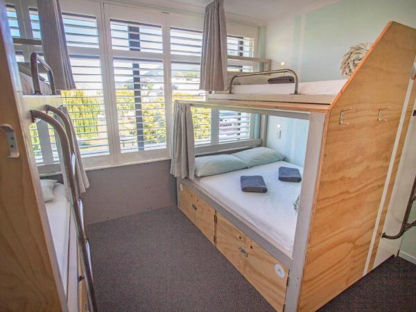 Absoloot Hostel Queenstown : photo 6 de la chambre lit simple dans chambre 4 lits avec salle de bains privative