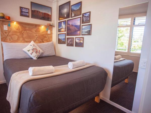 Absoloot Hostel Queenstown : photo 1 de la chambre chambre double avec salle de bains privative