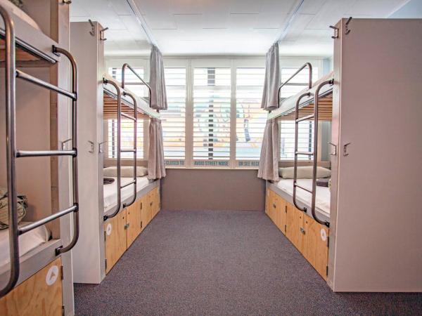 Absoloot Hostel Queenstown : photo 4 de la chambre lit simple dans dortoir de 6 lits avec accès à une salle de bains commune