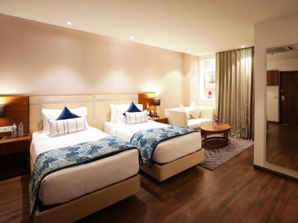 Regenta Suites Gurugram, Sohna Road, Sector 49 : photo 6 de la chambre chambre exécutive lits jumeaux avec balcon