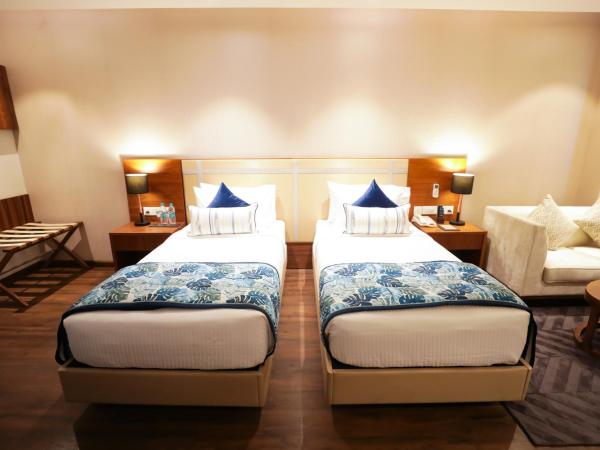 Regenta Suites Gurugram, Sohna Road, Sector 49 : photo 4 de la chambre chambre exécutive lits jumeaux avec balcon