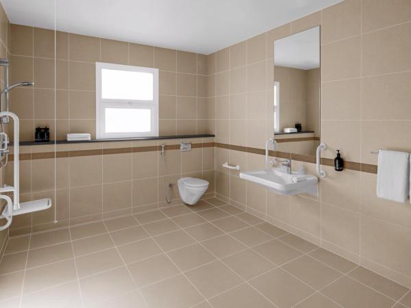 Holiday Inn Express Dubai Safa Park, an IHG Hotel : photo 3 de la chambre chambre lit king-size standard avec canapé-lit - accessible aux personnes à mobilité réduite