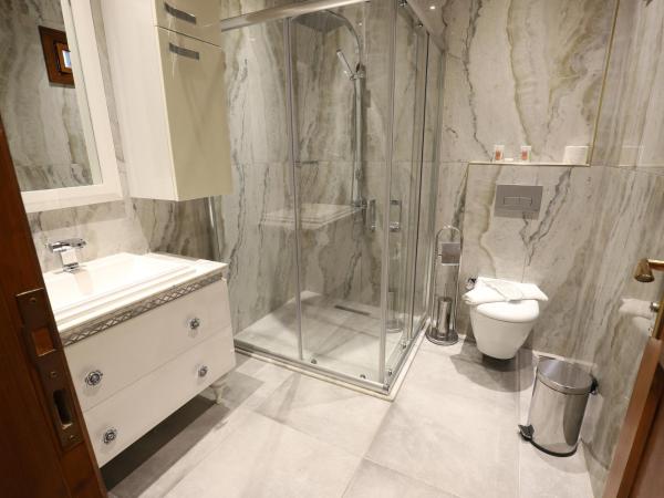 White Garden Hotel-Adult Only : photo 4 de la chambre chambre triple - vue sur jardin