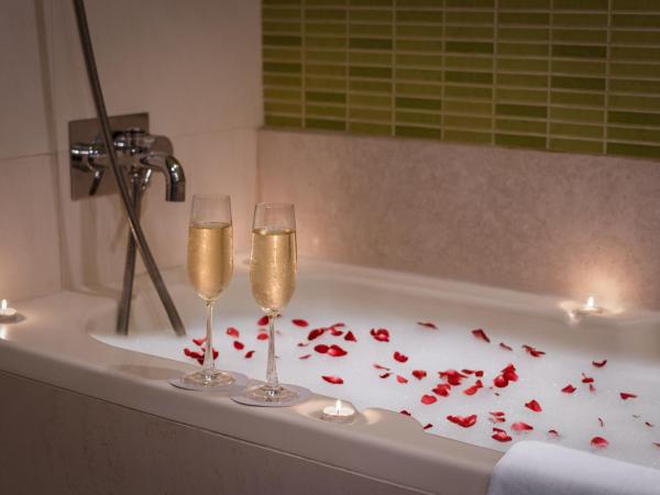 Golden Tulip Gurgaon Sector 29 : photo 5 de la chambre junior suite 1 king bed with one way airport transfer