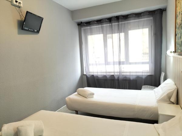 Hostal Albero by gaiarooms : photo 4 de la chambre chambre lits jumeaux avec salle de bains commune