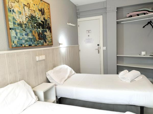 Hostal Albero by gaiarooms : photo 1 de la chambre chambre lits jumeaux avec salle de bains commune