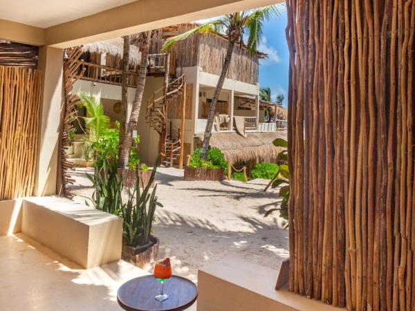 Dune Boutique Hotel located at the party zone : photo 1 de la chambre hébergement de luxe - vue partielle sur mer