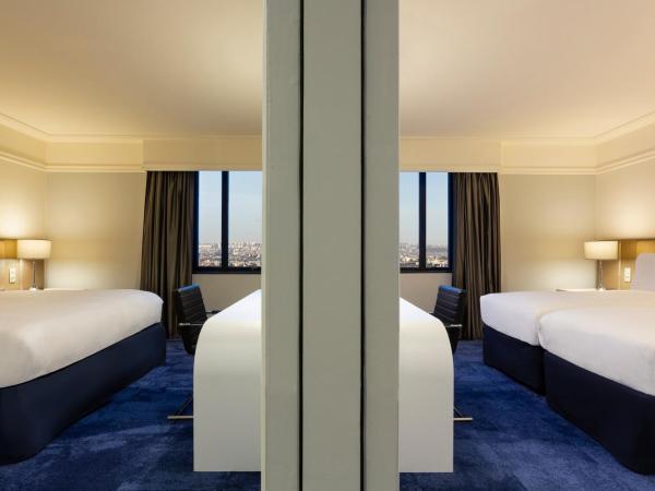 Pullman Paris Montparnasse : photo 9 de la chambre hébergement familial classique avec 2 chambres communicantes, 1 lit queen-size et 2 lits simples