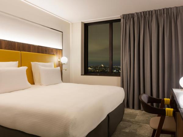 Pullman Paris Montparnasse : photo 7 de la chambre chambre lit king-size premium de luxe - vue sur sacré-cœur