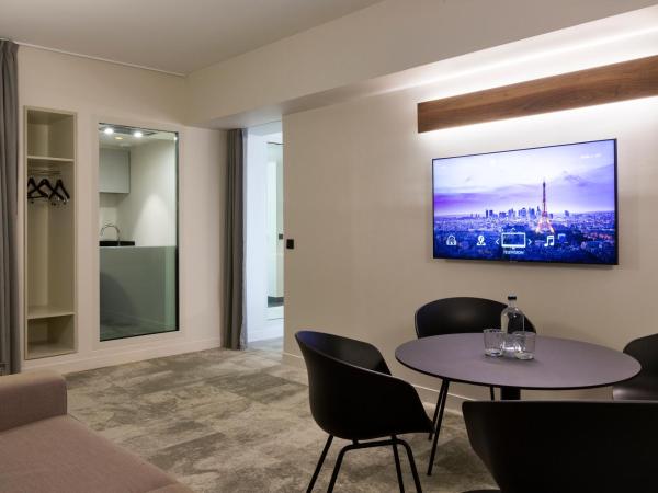 Pullman Paris Montparnasse : photo 6 de la chambre appartement avec salon et vue