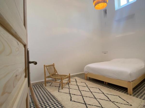 Hostel La Smala : photo 1 de la chambre chambre double avec salle de bains commune