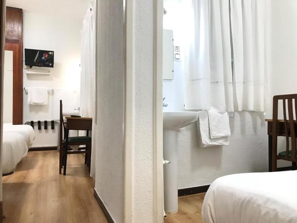 Hostal La Mexicana : photo 9 de la chambre chambre triple