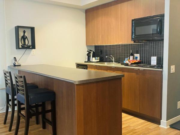 Executive Hotel Cosmopolitan Toronto : photo 6 de la chambre suite familiale avec canapé-lit