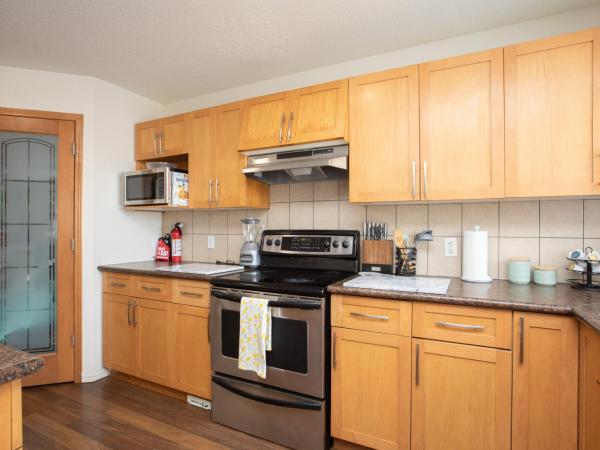 Elegant Place Near University of Manitoba : photo 4 de la chambre maison 4 chambres