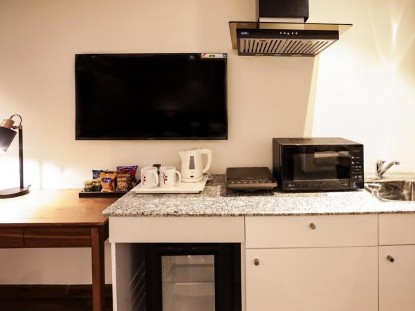 Regenta Suites Gurugram, Sohna Road, Sector 49 : photo 4 de la chambre executive room with kitchenette and balcony
