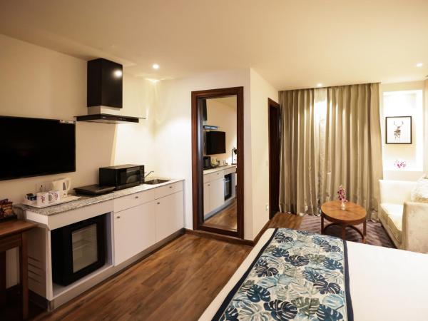 Regenta Suites Gurugram, Sohna Road, Sector 49 : photo 2 de la chambre executive room with kitchenette and balcony