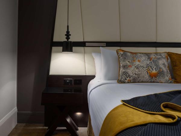 QT Sydney : photo 3 de la chambre chambre lit king-size de luxe qt