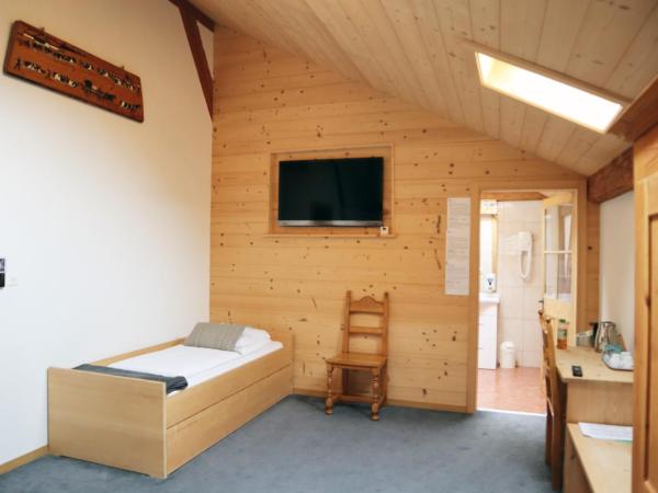Gruyère Rooms : photo 9 de la chambre chambre triple Économique avec fenêtre de toit