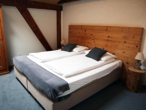 Gruyère Rooms : photo 1 de la chambre chambre triple Économique avec fenêtre de toit