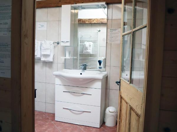 Gruyère Rooms : photo 8 de la chambre chambre triple Économique avec fenêtre de toit